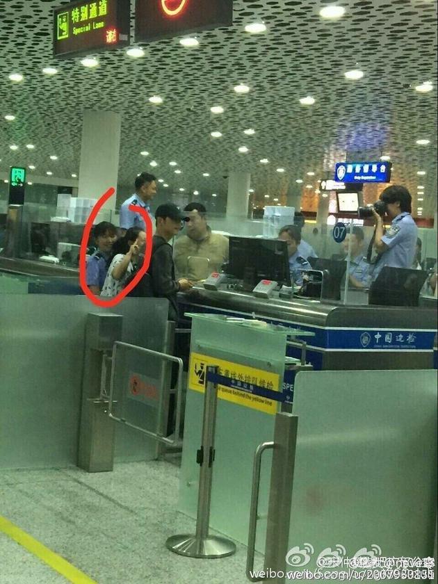 網(wǎng)友在得知此事后，紛紛炮轟上傳照片的人，認為該舉動嚴重侵犯了一人的隱私，涉嫌犯罪