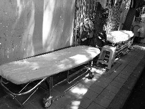 天壇醫(yī)院外商販出租的床，一天350元。汪慧賢/攝