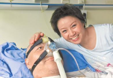 一年多來，楊曉華陪伴著臥病在床的男友，一日三餐悉心照料，毫無怨言。