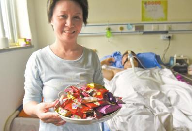 下周三兩人有望拿到結(jié)婚證，21日，喜氣洋洋的楊曉華已經(jīng)準(zhǔn)備好了喜糖。