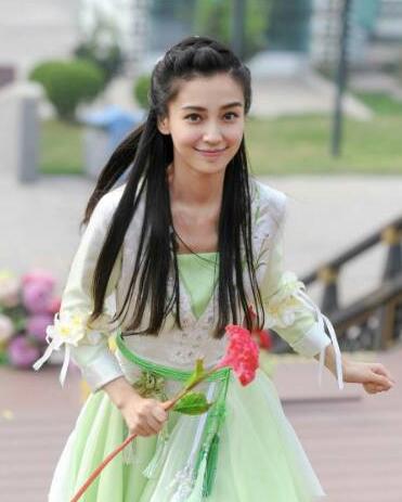 但是和倪妮站在一起，黑了一個(gè)色號(hào)，整個(gè)人都有點(diǎn)黯淡了。