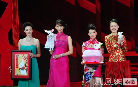 一直覺得長(zhǎng)得奇怪的景甜，跟劉天仙的合影，竟然還不錯(cuò)。