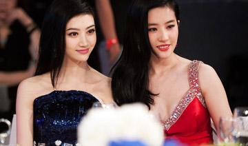 除了白，在合影中還有另外一個(gè)制勝法寶，就是——高。