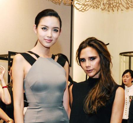 你說那是因?yàn)樨惿┨?？那我們換個(gè)人看看？