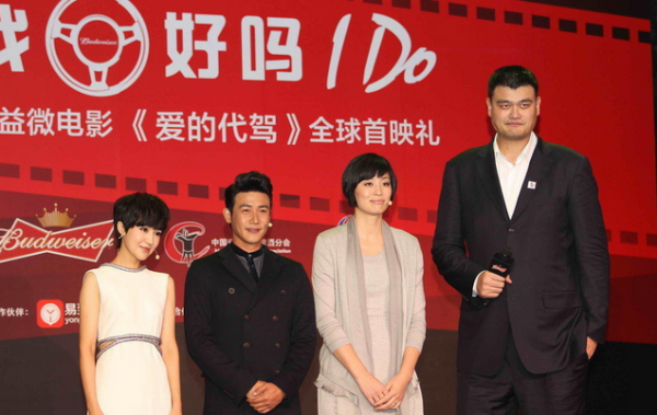 易建聯(lián)與姚明的合影本來好好的，丁俊暉一出現(xiàn)，立馬變“深V”，心疼小暉一秒