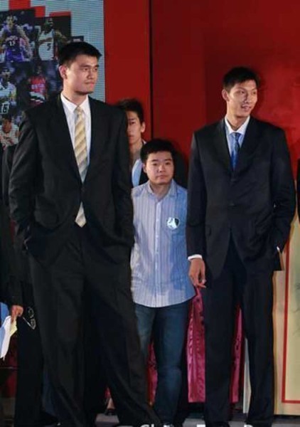 鄧超夫婦以及于嘉、林書豪，放在人群里都是不錯(cuò)的身高，顯然，他們選錯(cuò)了參照物。