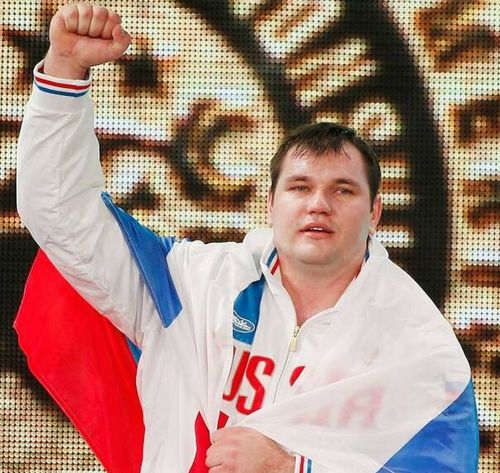 圖為2015年11月28日，阿列克謝·洛夫切夫在2015舉重世錦賽男子105公斤級(jí)頒獎(jiǎng)儀式上慶祝。