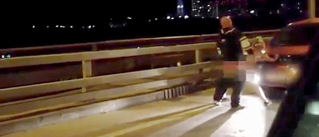 當(dāng)過往司機(jī)發(fā)現(xiàn)這對夫婦在立交橋上的奧迪汽車引擎蓋上“嘿咻”時(shí)，許多人靠邊停車觀看。（視頻截圖）