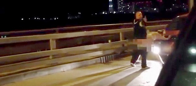 許多人拍攝到這對夫婦在引擎罩上“表達(dá)愛意”的方式，而男子甚至轉(zhuǎn)過頭來看鏡頭。（視頻截圖）