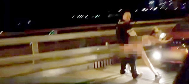 盡管許多人圍觀，但這對夫婦似乎對于露天表演毫不在意。（視頻截圖）