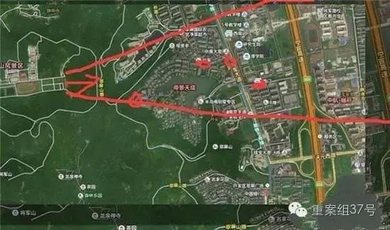 射擊場子彈射出方向（紅箭頭）有多個居民小區(qū) 。 圖片來源：交匯點新聞