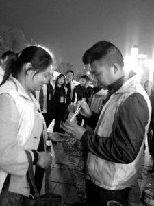 員工未完成業(yè)績(jī)被罰當(dāng)眾吃活面包蟲(chóng) 圍觀者拍照