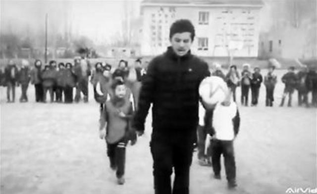 男孩為買(mǎi)足球4個(gè)月攢39元 眾人被感動(dòng)捐款捐物