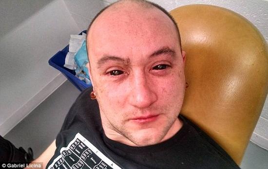 一支來自加州的研究團(tuán)隊(duì)研發(fā)了一種能使人類擁有夜視能力的藥水。該溶液由二氫卟吩e6與胰島素和生理鹽水混合而成。在往實(shí)驗(yàn)對(duì)象加西亞?里西納眼中滴入少量溶液之后，他的眼睛先是呈現(xiàn)全黑色，但在藥水被吸收之后即恢復(fù)正常。