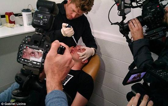 該實(shí)驗(yàn)是由加州一支名為“生物駭客”的實(shí)驗(yàn)團(tuán)隊(duì)開展的。他們使用了一種名為二氫卟吩e6（Ce6）的物質(zhì)的溶液。Ce6常見于深海魚體內(nèi)，有光敏特性，通常用于癌癥治療研究中。研究團(tuán)隊(duì)將Ce6與胰島素和鹽水混合起來，得到一種溶液，可以在低光照條件下提高人類的視力。