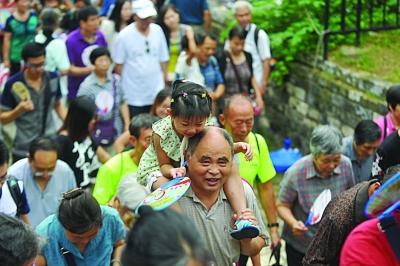 　　昨天不少老人帶著孫子孫女參加活動,明城墻對南京人而言,更多的是一種傳承。