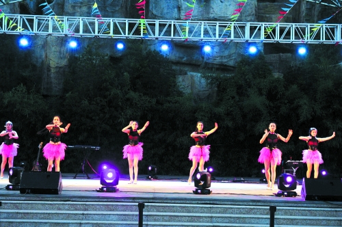 鄭州綠博園第二屆“綠博之夜”開(kāi)幕 水上足球賽激情開(kāi)賽 鄭州綠博園第二屆“綠博之夜”開(kāi)幕 水上足球賽激情開(kāi)賽