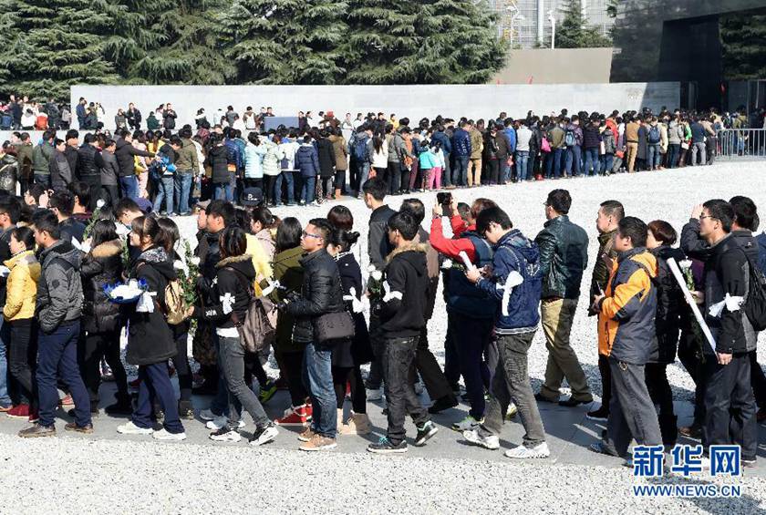  12月14日,參觀者在排隊(duì)進(jìn)入紀(jì)念館展館參觀。新華社記者孫參攝