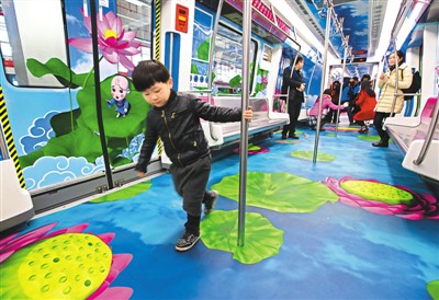 圖為試乘乘客流連忘返。