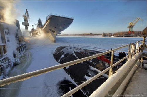 資料圖：2011年冬天正在進(jìn)行最后改裝的戈?duì)柺部品蛱?hào)航母。