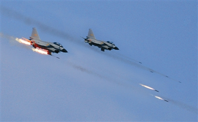 戰(zhàn)機(jī)對(duì)地攻擊。劉應(yīng)華攝