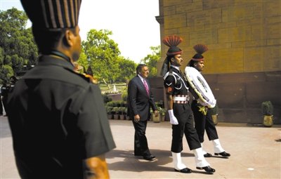 　　6日，帕內(nèi)塔在新德里。他在印度訪問時稱，美國愿意為印度提供最先進(jìn)的武器