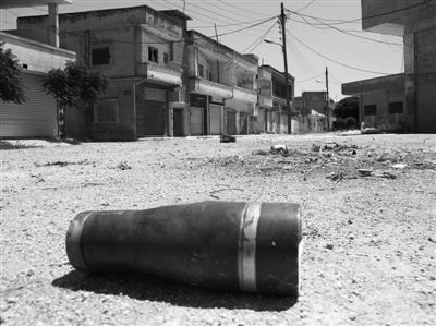 　11日，霍姆斯，政府軍和反對(duì)派武裝沖突過(guò)后留下一個(gè)彈殼。