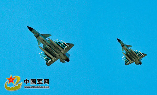 戰(zhàn)機(jī)升空開(kāi)展對(duì)抗訓(xùn)練。肖燕錦攝