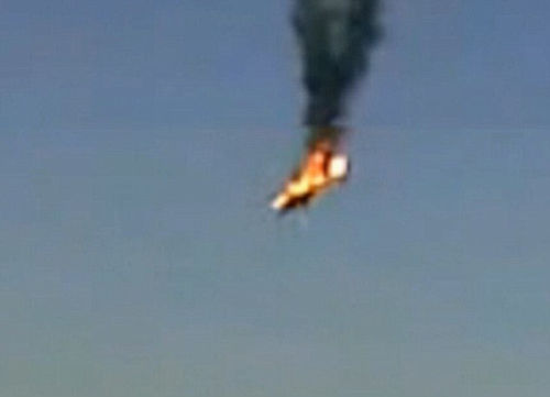 照片顯示直升機(jī)在空中被火箭擊中著火，然后墜落地面