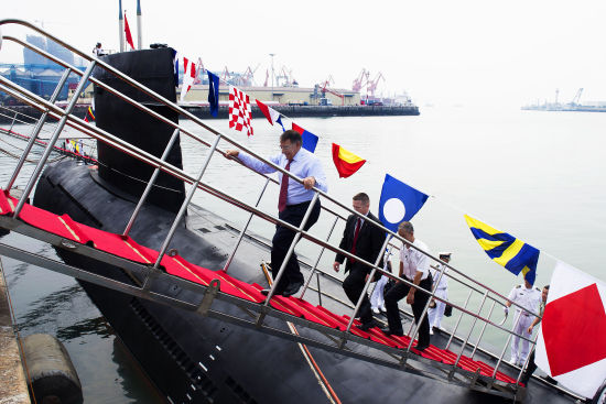 昨天，美國防長帕內(nèi)塔登上一艘中國宋級潛艇