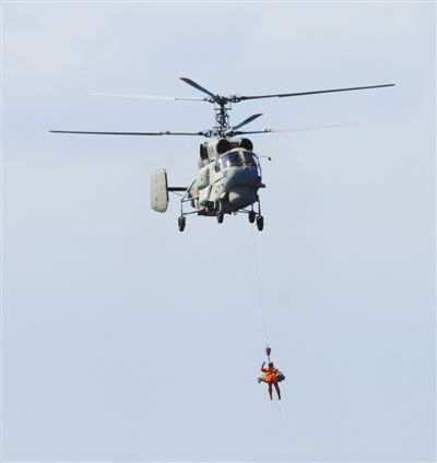 演習(xí)中，搜救直升機營救“落水人員”