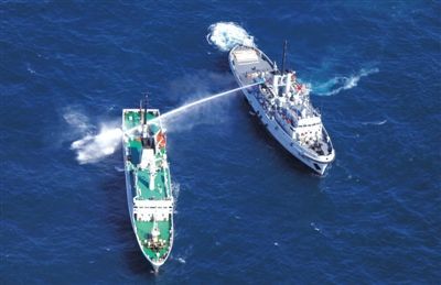昨日，東海某海域，東海艦隊拖船使用高壓水炮為地方執(zhí)法船滅火