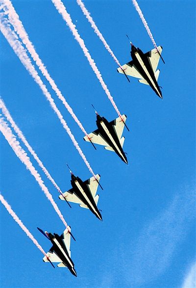 藍(lán)天為紙，6架紅藍(lán)涂裝的殲-10戰(zhàn)機(jī)縱情潑墨寫意