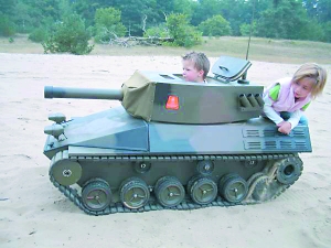 為了讓3歲兒子玩得拉風(fēng)，荷蘭父親9個(gè)月時(shí)間造了這輛坦克。