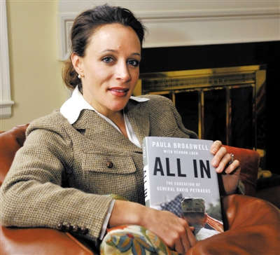 中情局前局長彼得雷烏斯情婦、傳記作家布羅德維爾