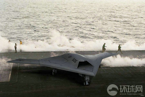 資料圖：X-47B無(wú)人機(jī)在林肯號(hào)航母上進(jìn)行系統(tǒng)連接測(cè)試。