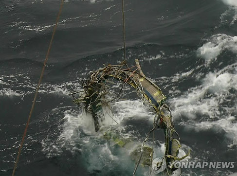 韓國(guó)防部23日表示，于本月21日又打撈了三塊朝鮮遠(yuǎn)程火箭“銀河3”號(hào)的殘骸，打撈地點(diǎn)在之前打撈一級(jí)火箭氧化劑桶附近1-2公里海域內(nèi)。（圖片來源：韓聯(lián)社）