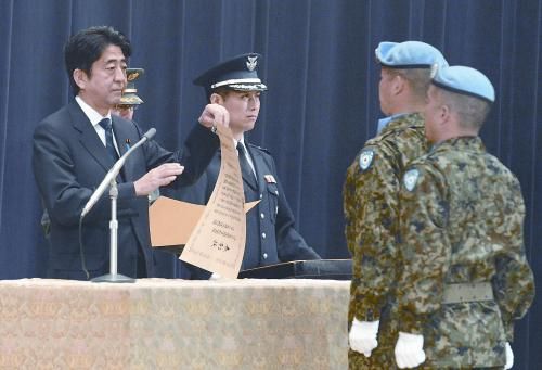 20日，日本首相安倍晉三向回國的戈蘭高地維和自衛(wèi)隊遞交政府獎狀。安倍在儀式上稱，近年“日本周邊的安全保障環(huán)境更加嚴峻”，為此將修改《防衛(wèi)計劃大綱》，進一步加強日美同盟。