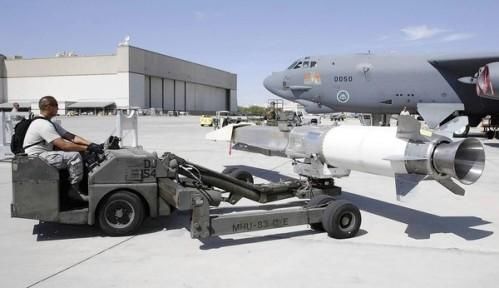 資料圖：美軍嘗試將“X-51 Wave Rider”飛行器掛在一架“B-52”轟炸機下，發(fā)射升空。