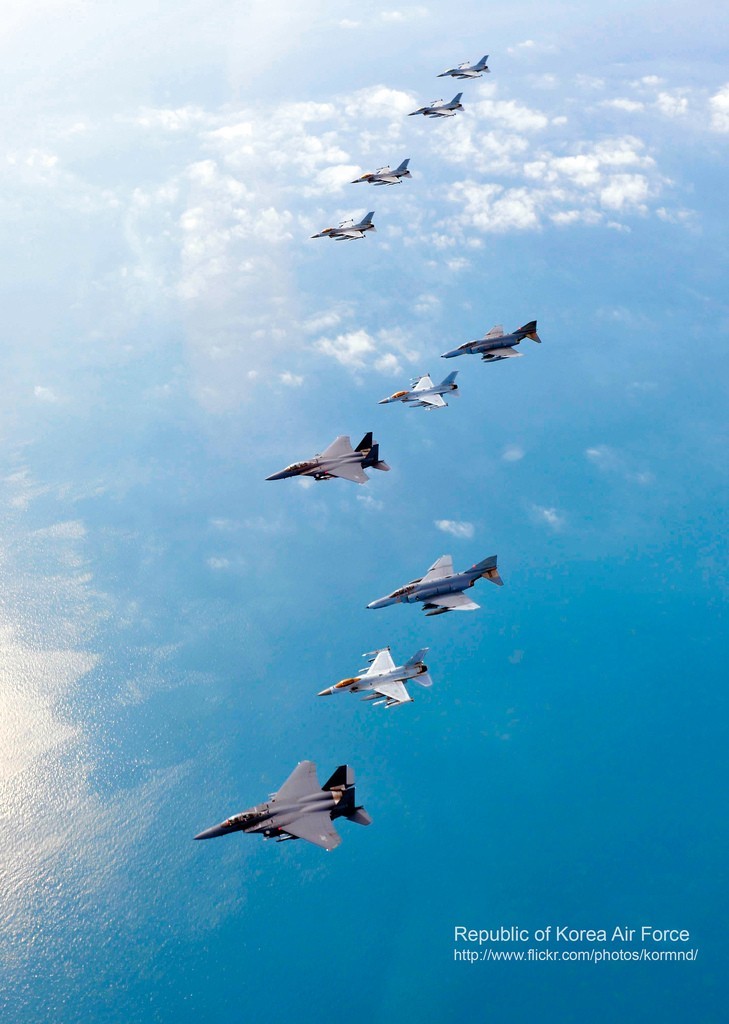 圖為韓空軍KF-16戰(zhàn)機、F-4戰(zhàn)機、F-15K兩代三型戰(zhàn)機編隊升空練作戰(zhàn)。