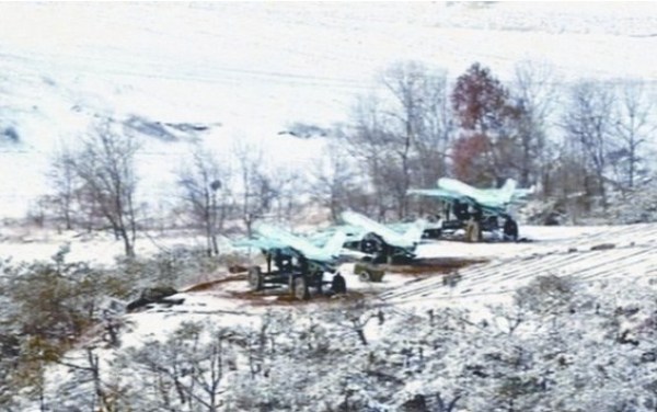 朝鮮公開的照片顯示，在三輛牽引車輛上各自搭載了一架無人機(jī)。