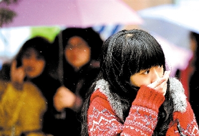 大學(xué)路附近，一位美女冷得縮起脖子。 晚報記者 馬健 圖