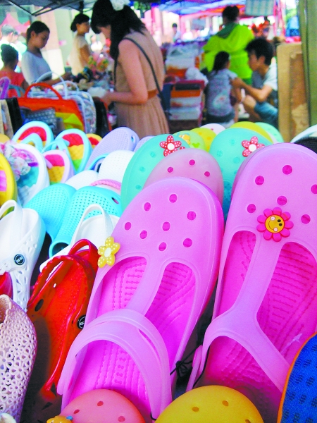 劣質(zhì)“洞洞鞋”會(huì)引起腳部炎癥 劣質(zhì)“洞洞鞋”會(huì)引起腳部炎癥