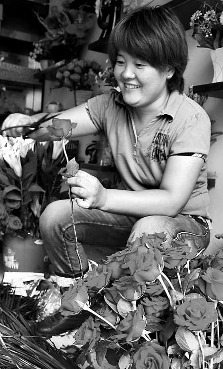 8月21日，內(nèi)黃縣一家鮮花店的工作人員正在包裝鮮花。