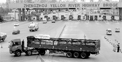 一輛6軸大貨車(chē)被路政人員勸阻后，掉頭返回