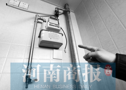 天然氣管裸露，有居民稱安裝好的燃氣灶具一直閑置