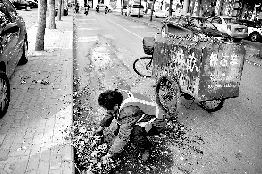 他不停清理著路邊的樹葉。