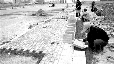 端午路正在鋪設(shè)人行道道磚，進(jìn)行工程收尾。