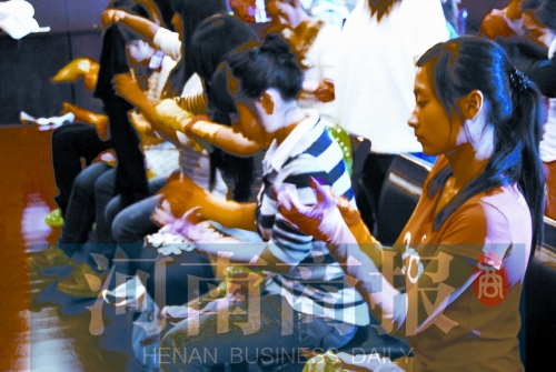 演出前，她們仔細(xì)檢查每一處細(xì)節(jié)