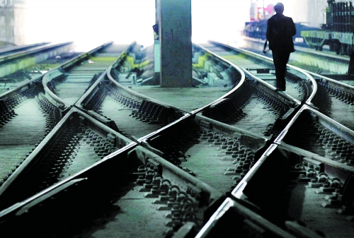 ▲鄭州地鐵1號(hào)線醫(yī)學(xué)院站，地下18米縱橫交錯(cuò)的鐵軌伸向遠(yuǎn)方。